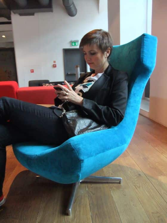 Livia Stoianova, fauteuil, bleu, pièce