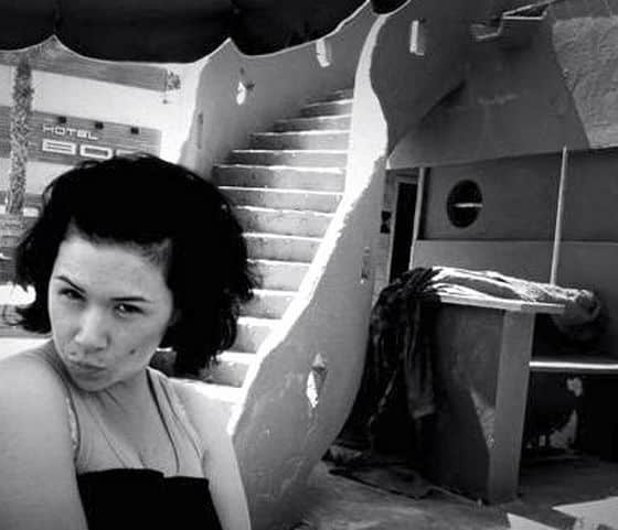 Adeline Amiel-Donat, femme, noir et blanc, escalier