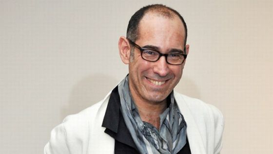 Gustavo Lins, homme, foulard, lunette, blazer, blanc