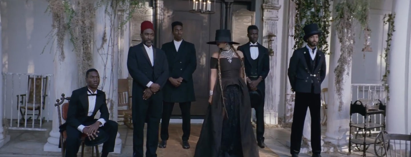 Beyonce is wearring on aura tout vu Couture dress for her new video clip Formation.