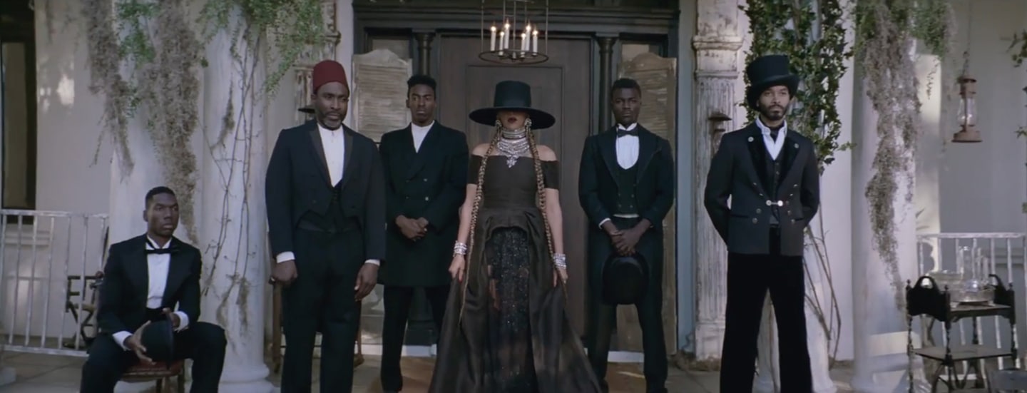 Beyonce is wearring on aura tout vu Couture dress for her new video clip Formation.