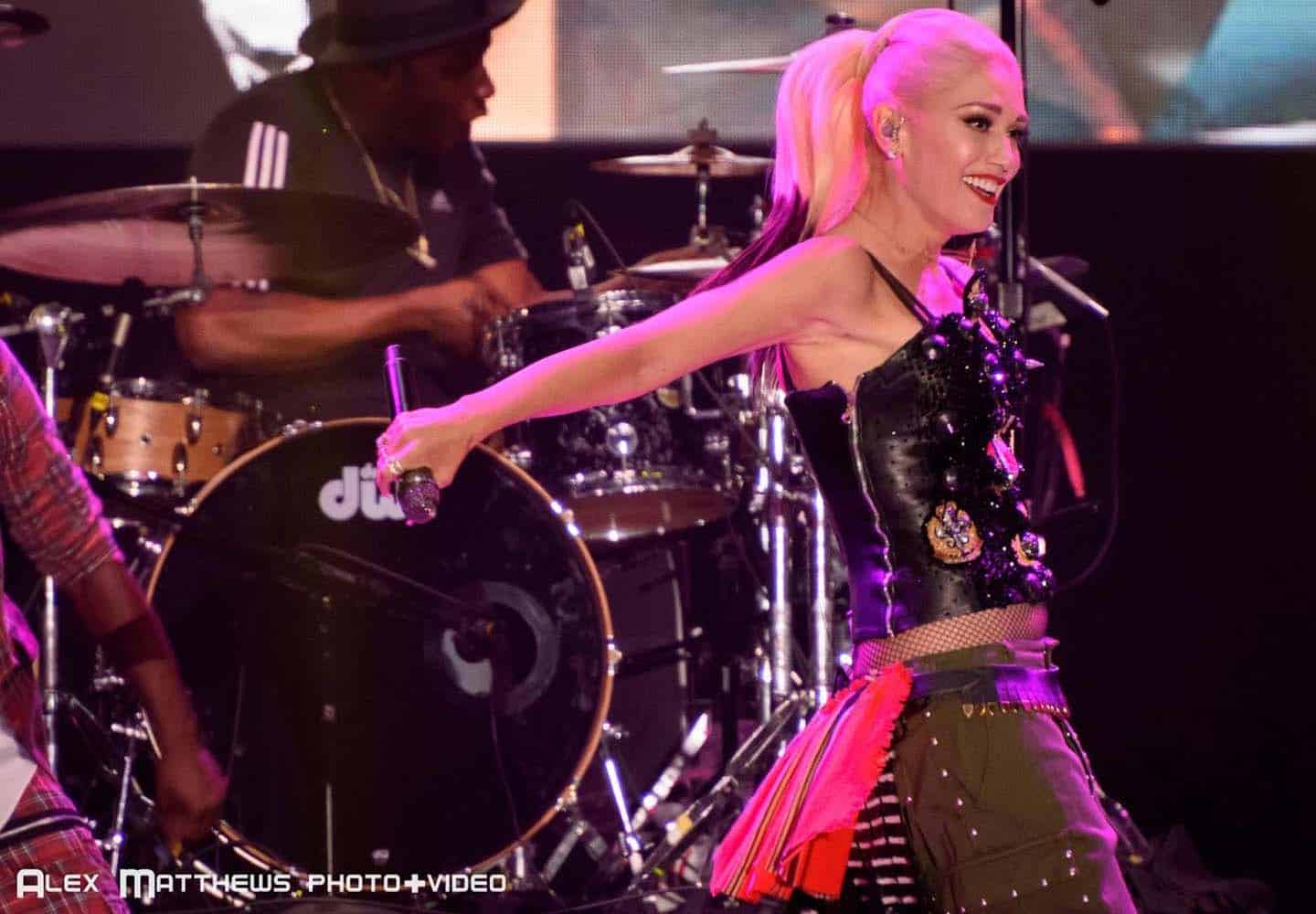 gwen stefani performing what you waiting in on aura tout vu corset couture