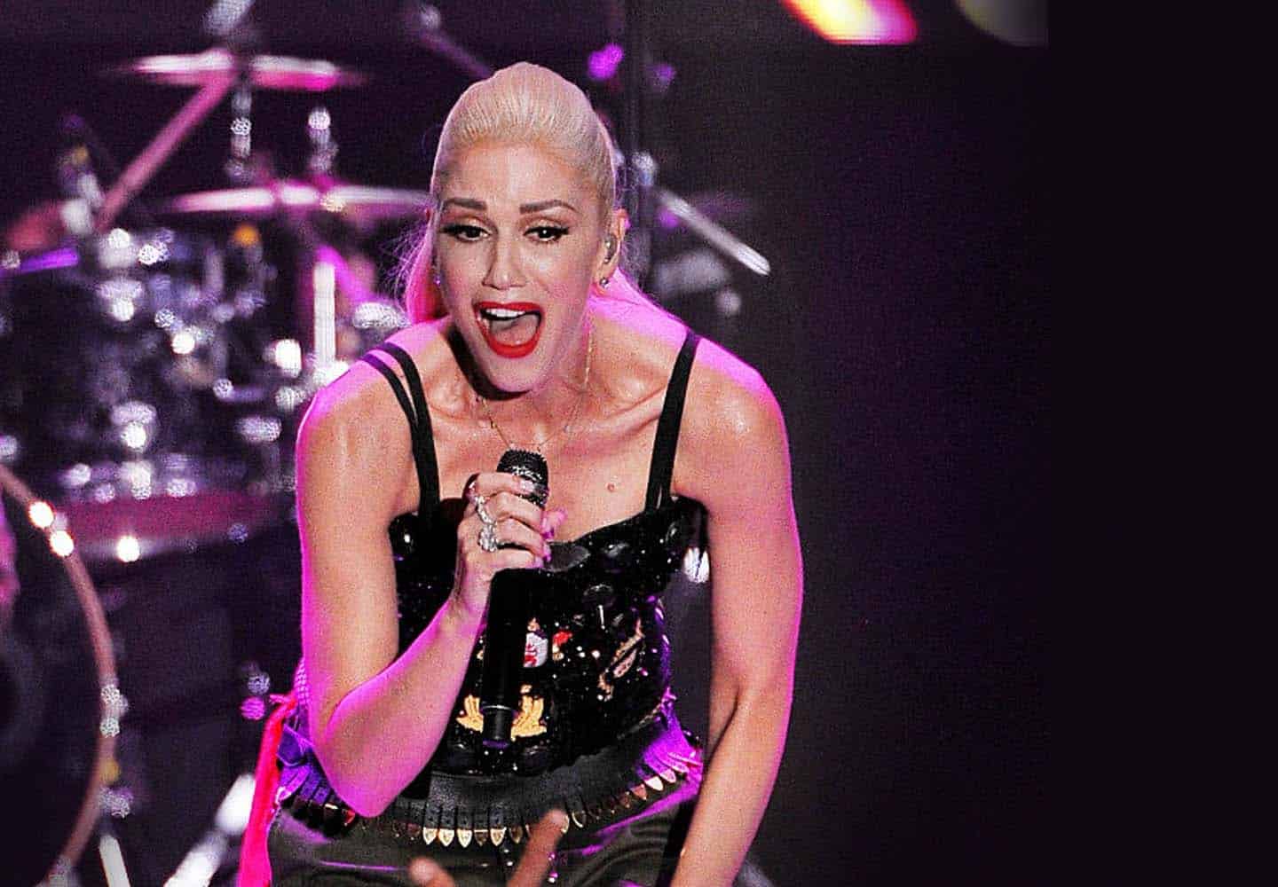 gwen stefani performing what you waiting in on aura tout vu corset couture