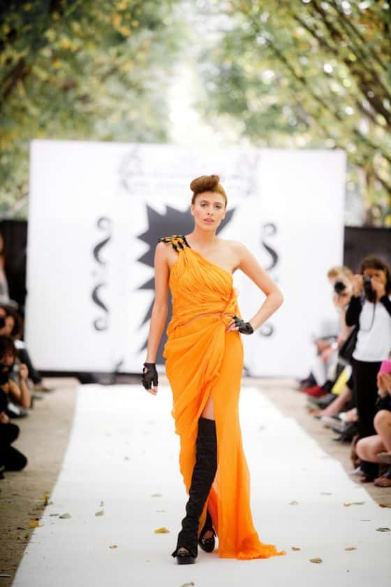 Fashion Week Paris, Jardin du Palais Royal, On Aura Tout Vu, mannequin, robe orange