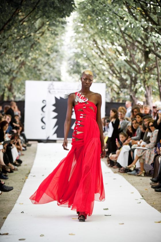 Fashion Week Paris, Jardin du Palais Royal, On Aura Tout Vu, mannequin, robe rouge