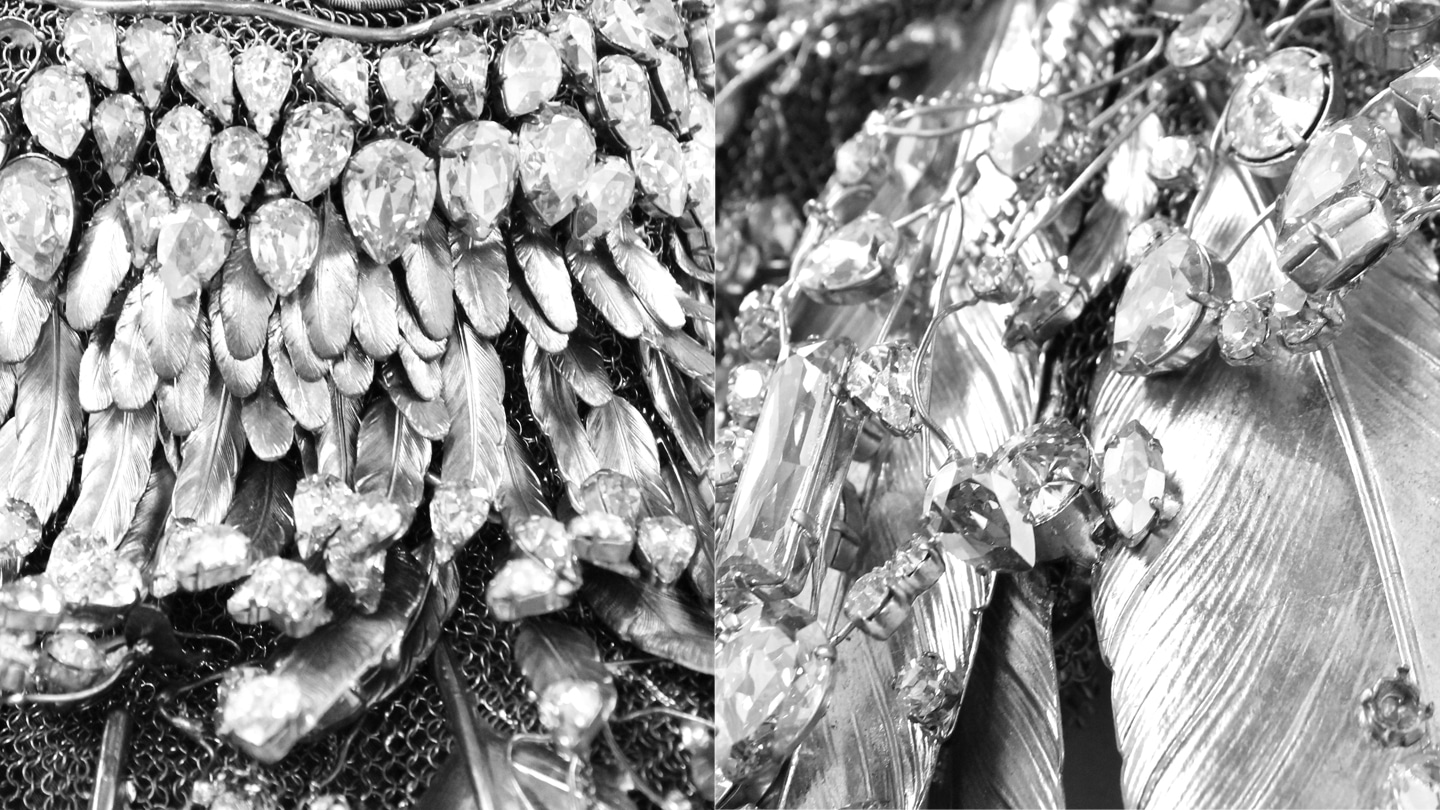 PE 2011 Plastron en estampes de plumes de laiiton argente rehausse de cristal Body Lycra