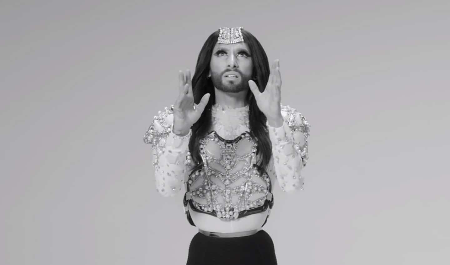 Conchita Wurst  wering on aura tout vu fashion mode white black crystal