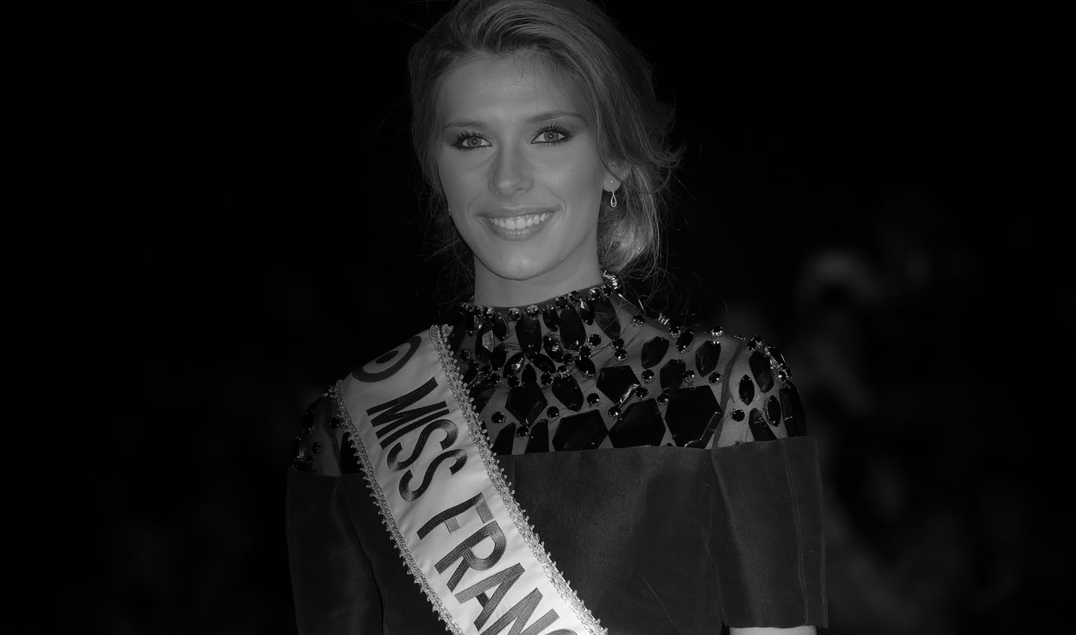 Miss-France-2015-Camille-Cerf-a-Cannes-habillee-par-on-aura-tout-vu-couture