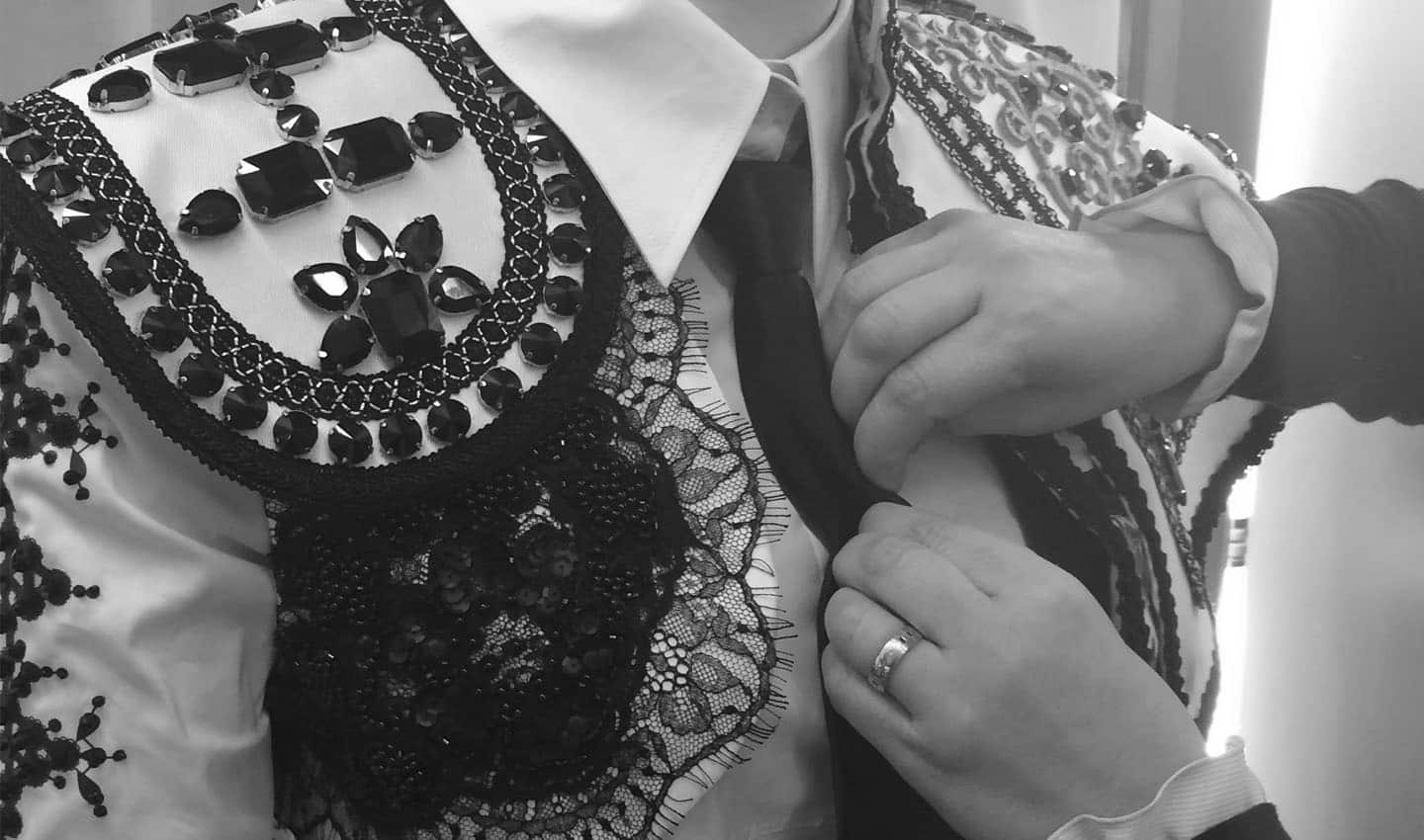 Essayage atelier on aura tout vu bolero madonna couture