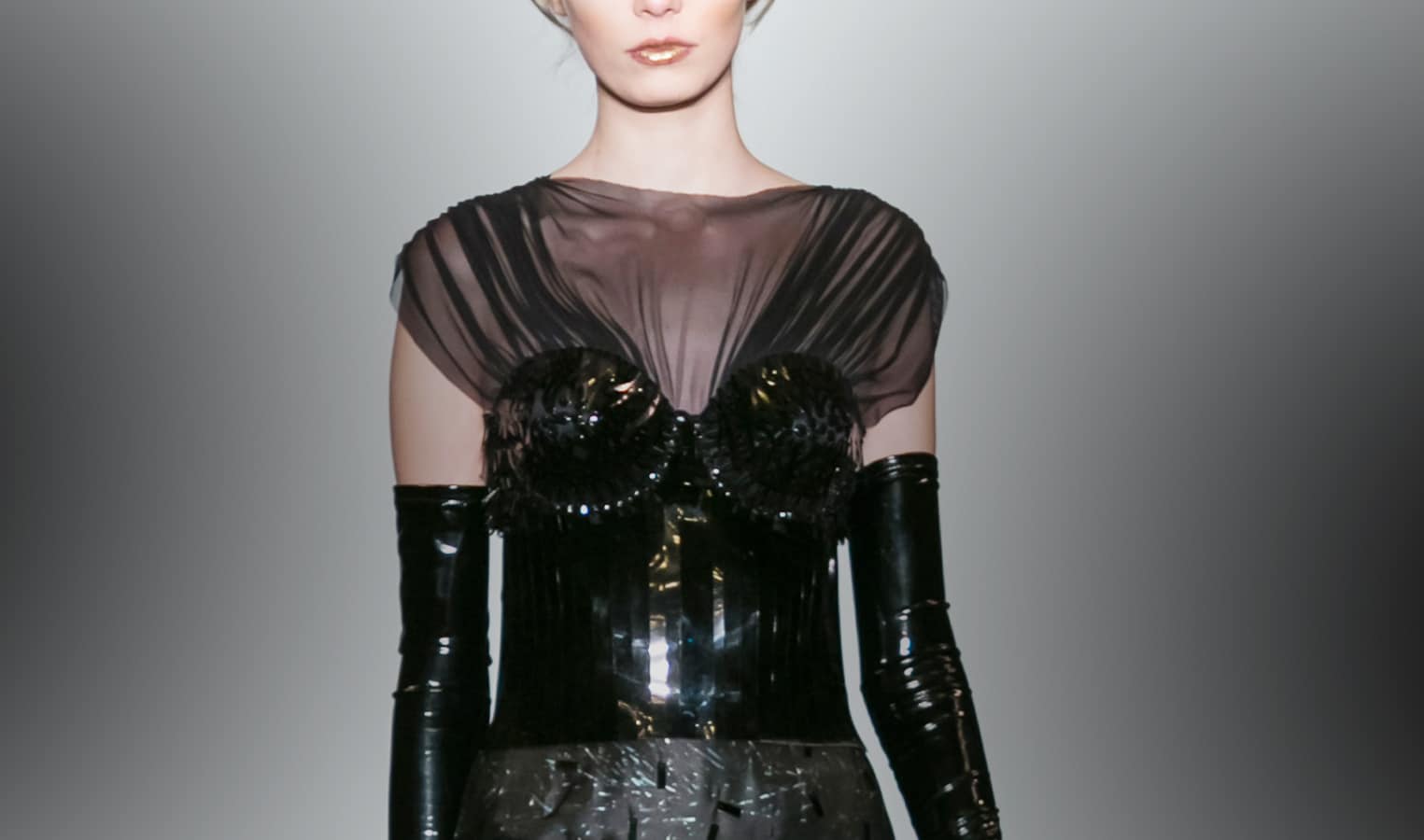 Black Dress in silk tulle and plastic by on aura tout vu couture.
