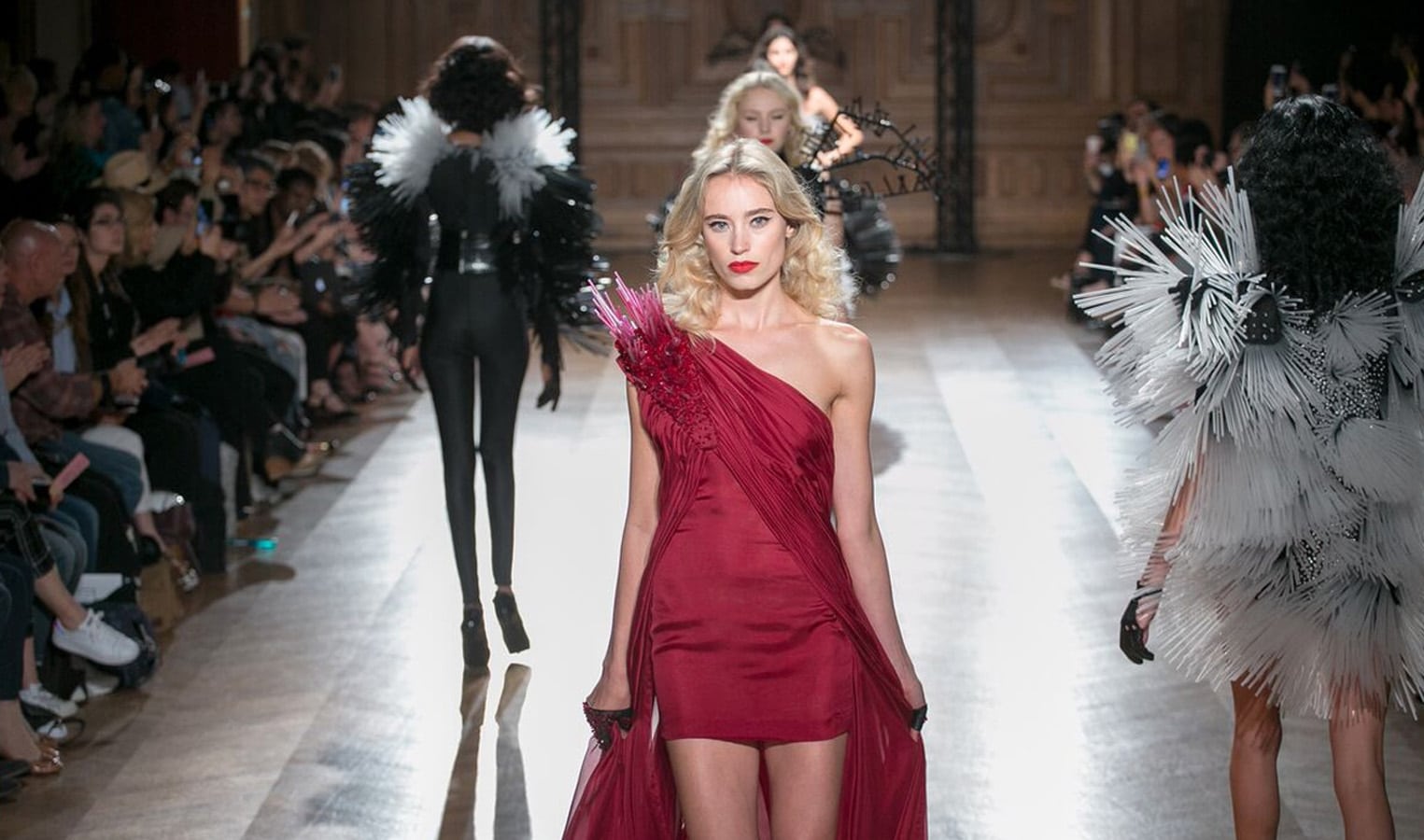 ON AURA TOUT VU x M.A.C Cosmetics mac cosmetics maquille les mannequins de la maison couture on aura tout vu