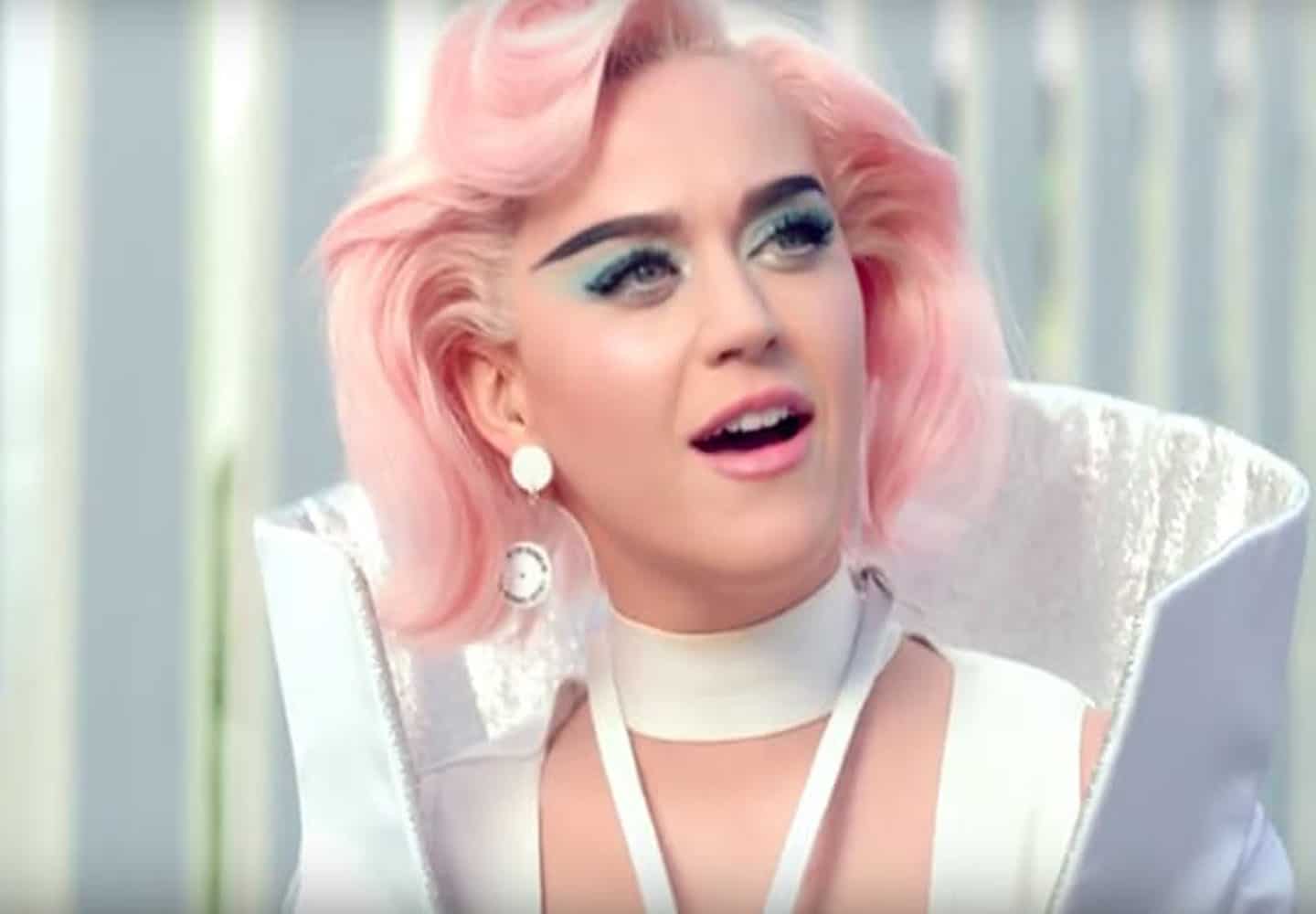 Katy_Perry_ wearing_on_aura_tout_vu_in_her_chained-to-the-rhythm_music_video