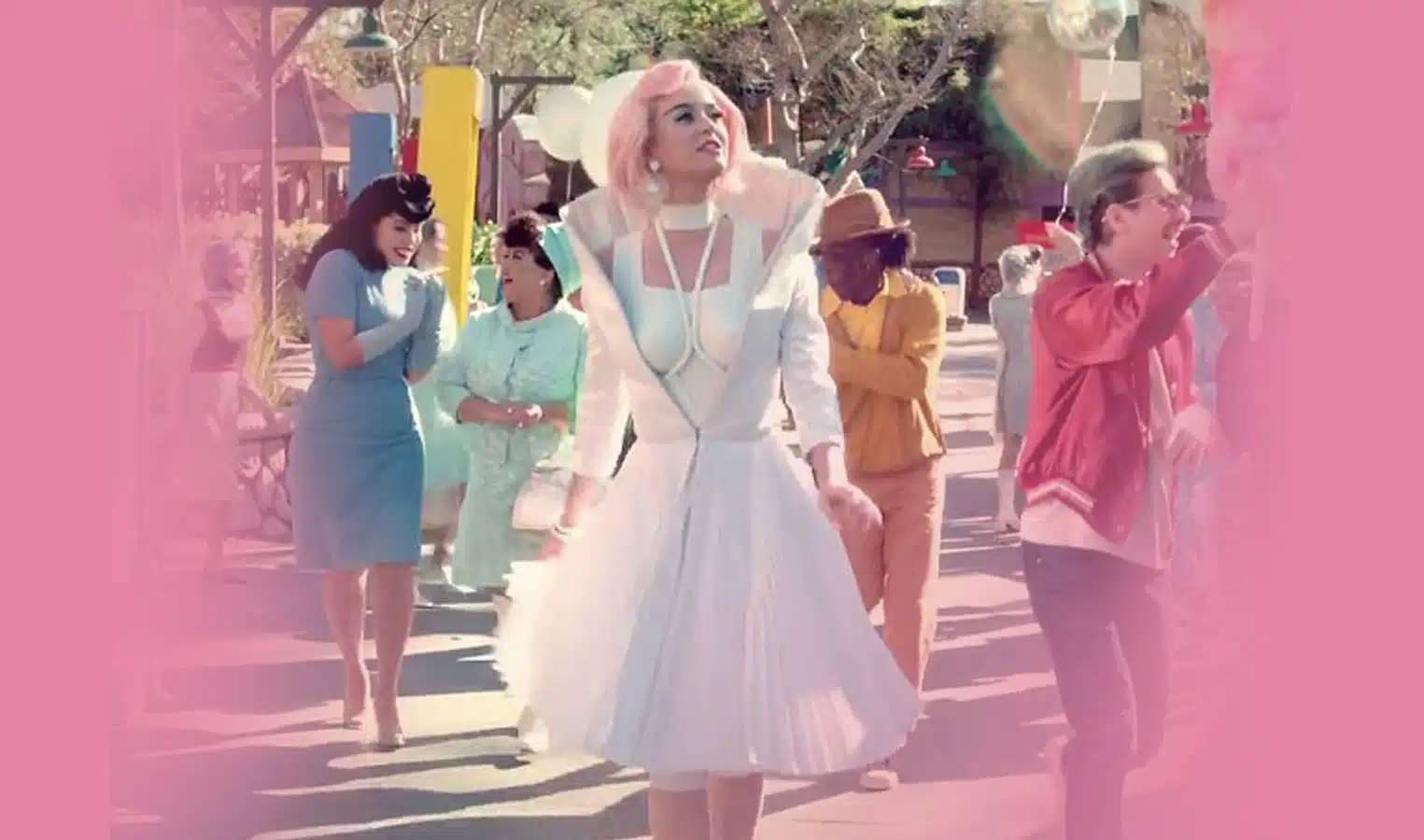 Official Magazine Of French House On Aura Tout Vu Katy Perry Wearing On Aura Tout Vu Couture Chained To The Rhythm