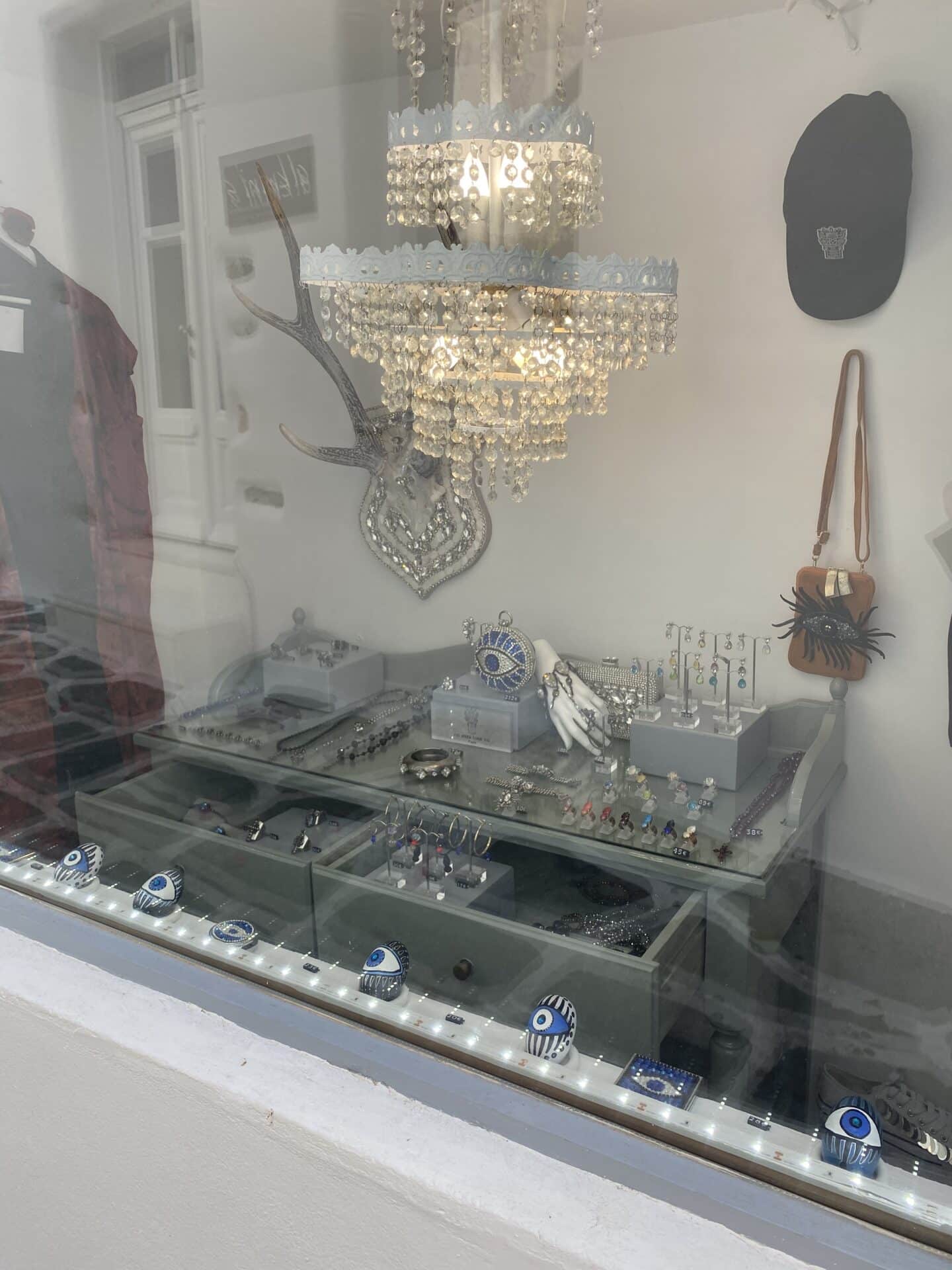 vitrine on aura tout vu store in naoussa paros 