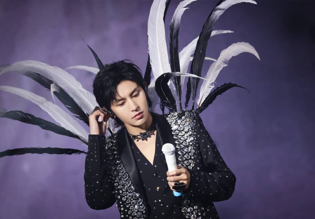 Zhang Zhehan en veste sur mesure noire en plumes et cristaux et bijoux par On Aura Tout Vu concert en Thaïlande 