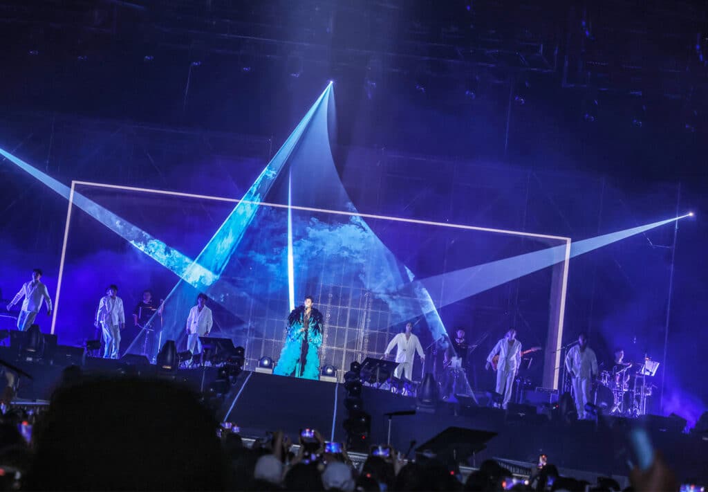 Zhang Zhehan en manteaux bleu et noir plumes par On Aura Tout Vu concert en Thaïlande