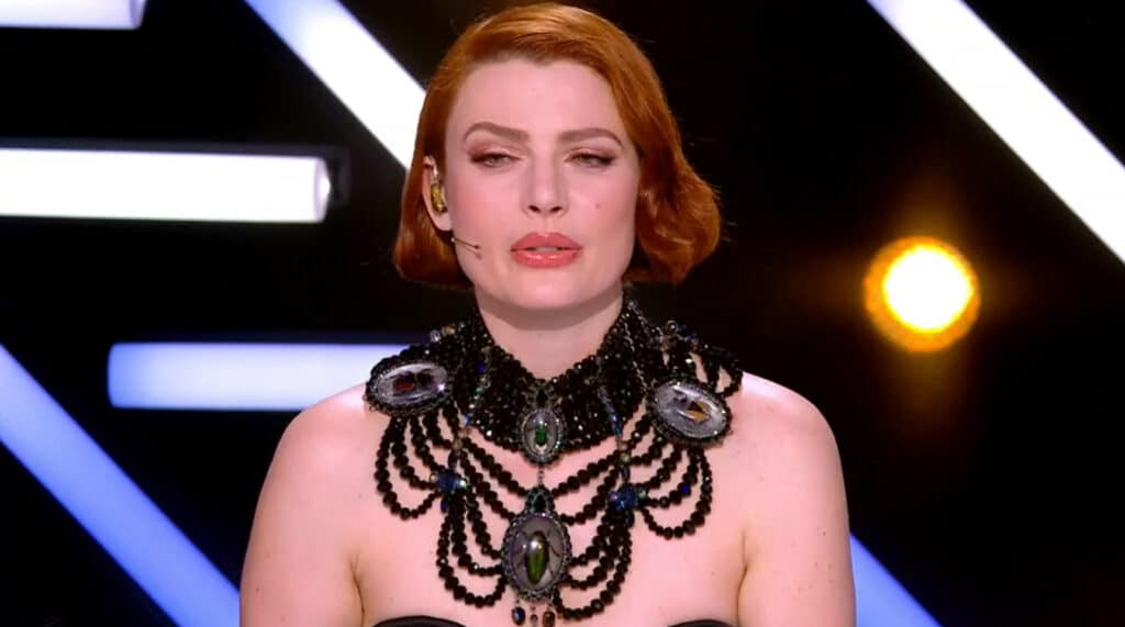 Elodie Frégé porte collier bijoux plastron ornée de perles de Bohème par la maison de couture On Aura Tout Vu 