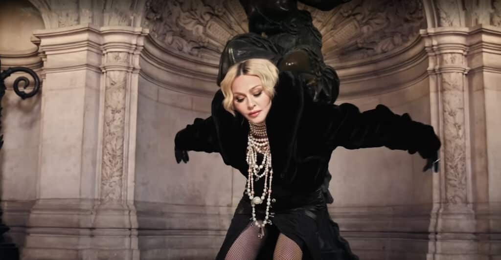 Madonna is wearing pearls necklace created by on aura tout vu