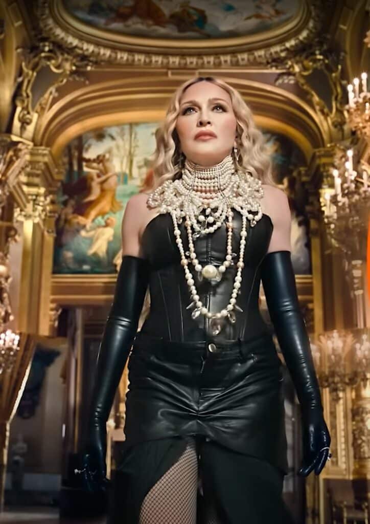 madonna is wearing pearls necklace by on aura tout vu 