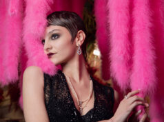 Moulin Rouge® by On Aura Tout Vu – MUSE Collection de bijoux couture Modele porte la collection bijoux Muse de moulin rouge by on aura tout vu