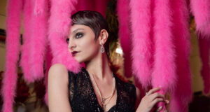 Moulin Rouge® by On Aura Tout Vu – MUSE Collection de bijoux couture Modele porte la collection bijoux Muse de moulin rouge by on aura tout vu