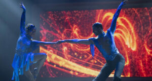 Quand la couture rencontre Netflix : On Aura Tout Vu dans le phénomène mondial Emily in Paris Look scène de danse Mindy Chen couture spectaculaire by On Aura Tout Vu