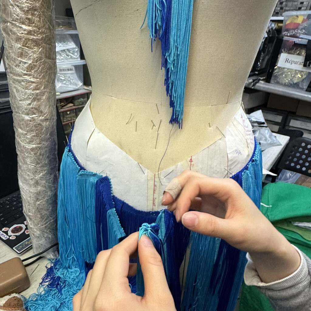 Détail montage couture cristaux haute couture Paris Emily in Paris by On Aura Tout Vu 