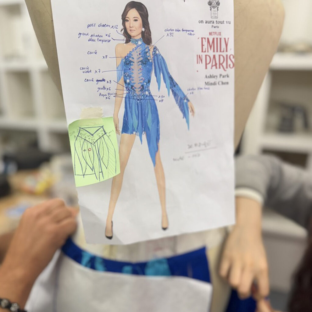 Ashley Park en silhouette couture scintillante signée On Aura Tout Vu Image de l'atelier 