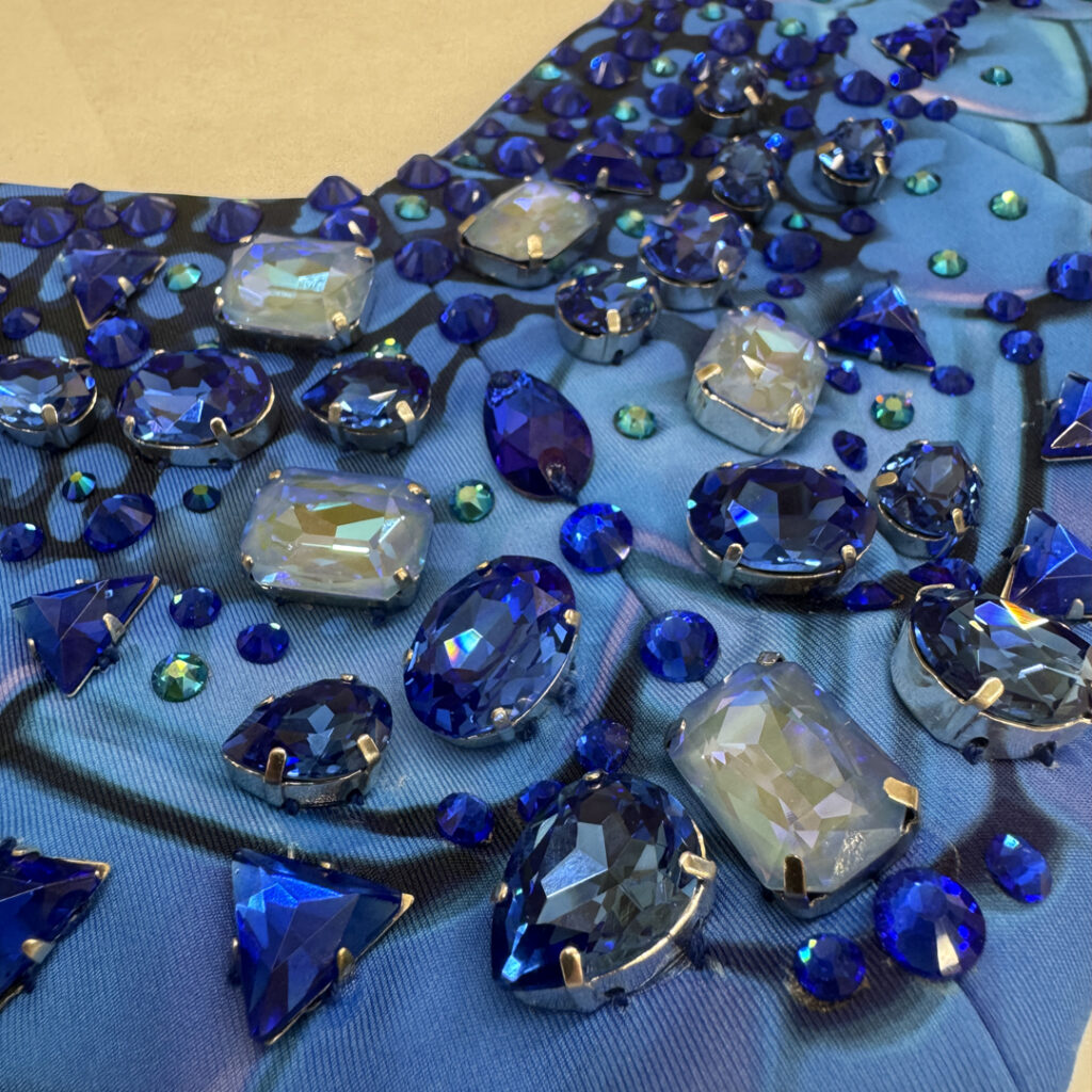 Détail broderie cristaux haute couture Paris Emily in Paris by On Aura Tout Vu 