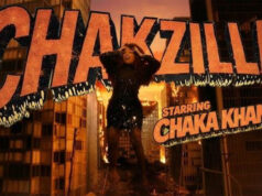 Chaka Khan x On Aura Tout Vu : la couture parisienne électrise le clip événement “Chakzilla” Chaka Khan portant une robe noire couture On Aura Tout Vu dans le clip Chakzilla
